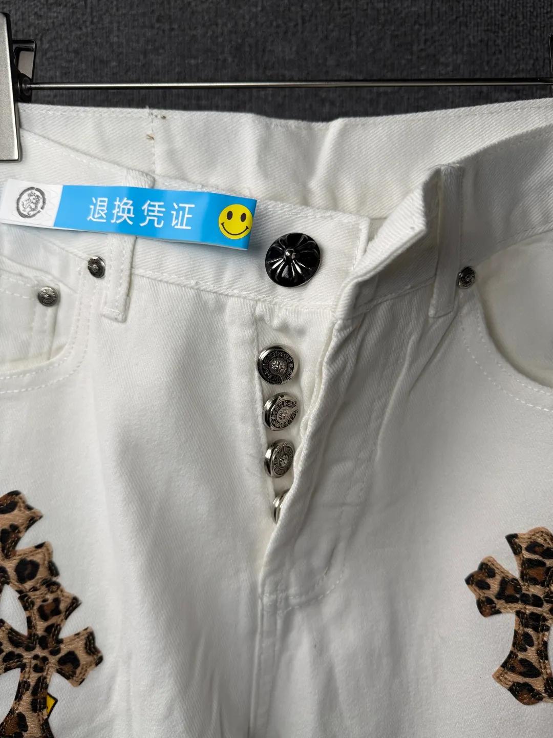 P240 💰 (Top version) Chrome Hearts/Chrome Hearts Classic white hand-painted leopard print series colorful leather cross washed color fabric unisex denim trousers Vibe style straight stacked god-level version Carbon fine bias denim color cloth Old vintage full set of hardware - Chrome Hearts white cow series The high version uses high-ounce custom fabrics, fermentation washing and soft color fixation, soft and thick to wear, the details are all made by hand-polished craftsmanship, all-over printed jacquard fabric Unique design style. Through multiple processes to create a full retro feel. Unique niche non-contrast shirt. Customized distressed spray-painted buttons. Craftsmanship in every detail. Color: white hand-painted leopard print. Size: 28-30-32-34 (corresponding to S-M-L-XL)
